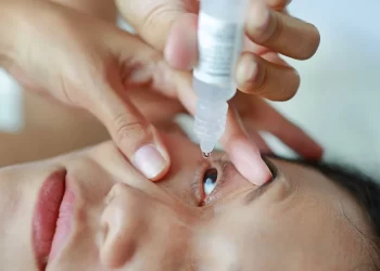 Không nên tự ý mua kháng sinh trị đau mắt đỏ