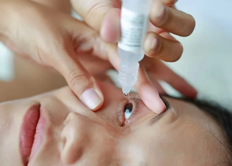 Không nên tự ý mua kháng sinh trị đau mắt đỏ