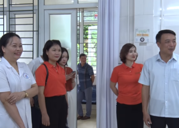 Lãnh đạo huyện tặng quà cho các cháu thiếu niên, nhi đồng đang điều trị tại bệnh viện đa khoa huyện