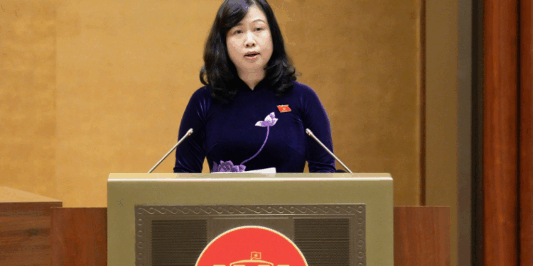 Kỳ họp thứ 10, Quốc hội khóa XV: Bộ trưởng Bộ Y tế Đào Hồng Lan trình bày trước Quốc hội dự án Luật Dân số