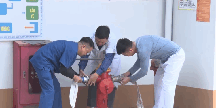 Bệnh viện đa khoa Đại Từ phối hợp với phòng cảnh sát phòng cháy chữa cháy công an tỉnh Thái Nguyên tập huấn nghiệp vụ và diễn tập phương án phòng cháy, chữa cháy và cứu nạn, cứu hộ