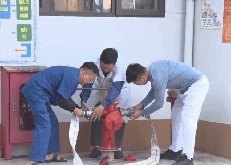 Bệnh viện đa khoa Đại Từ phối hợp với phòng cảnh sát phòng cháy chữa cháy công an tỉnh Thái Nguyên tập huấn nghiệp vụ và diễn tập phương án phòng cháy, chữa cháy và cứu nạn, cứu hộ